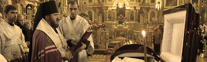 Священник на похоронах. Киев